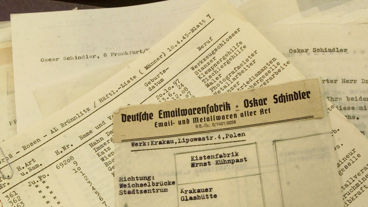 Oskar Schindler räddade minst 1 200 personers liv genom sin lista.
